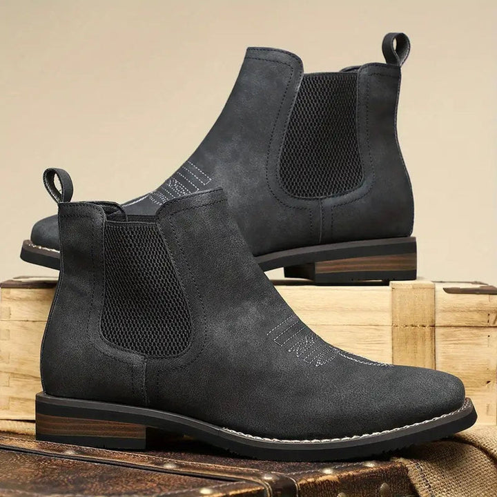 Dunkelgraue Herren Chelsea Boots im Western-Stil aus Kunstleder mit elastischen Einsätzen und Blockabsatz.