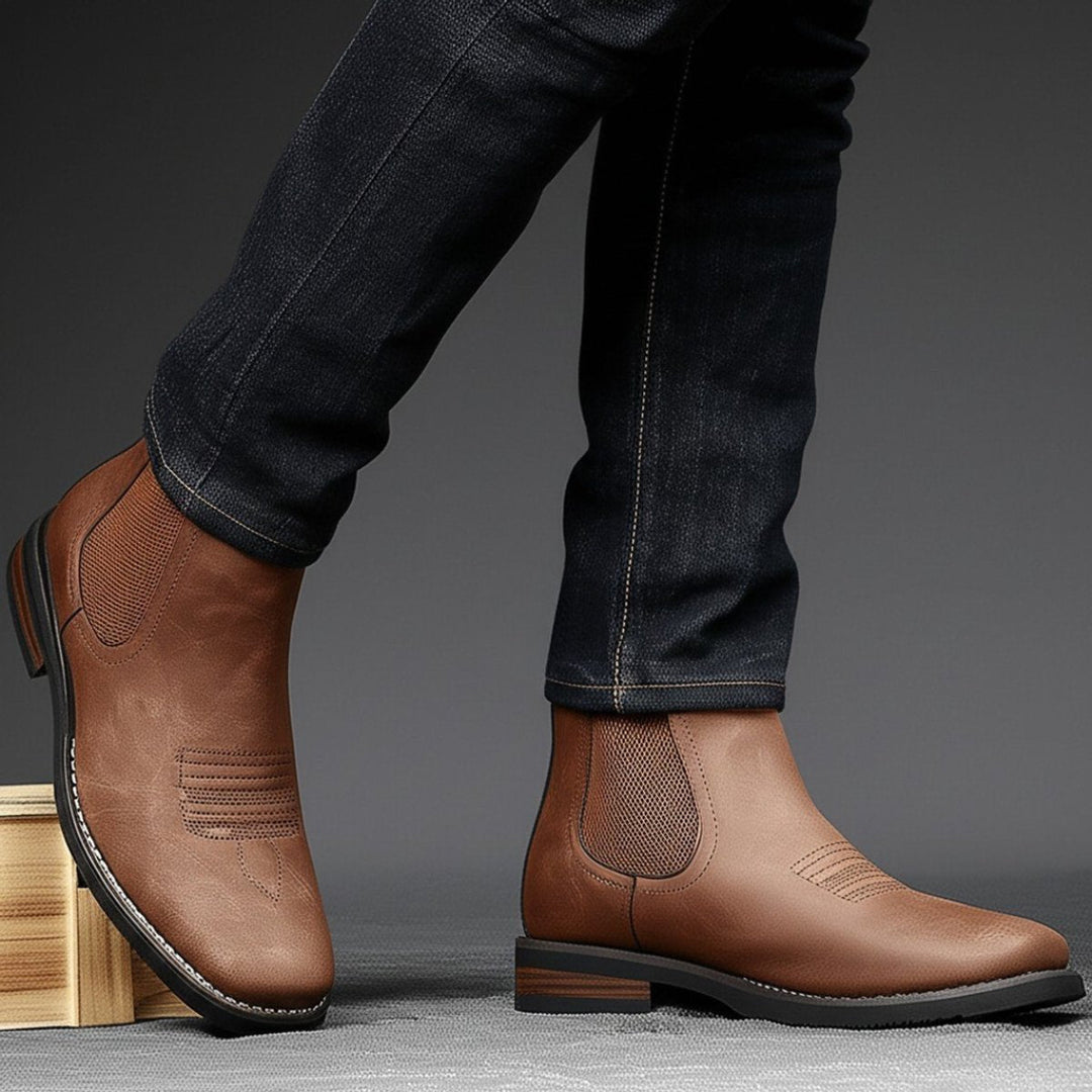 Braune Herren-Chelsea-Boots in Used-Optik mit Western-Ziernähten, elastischen Einsätzen und Blockabsatz.