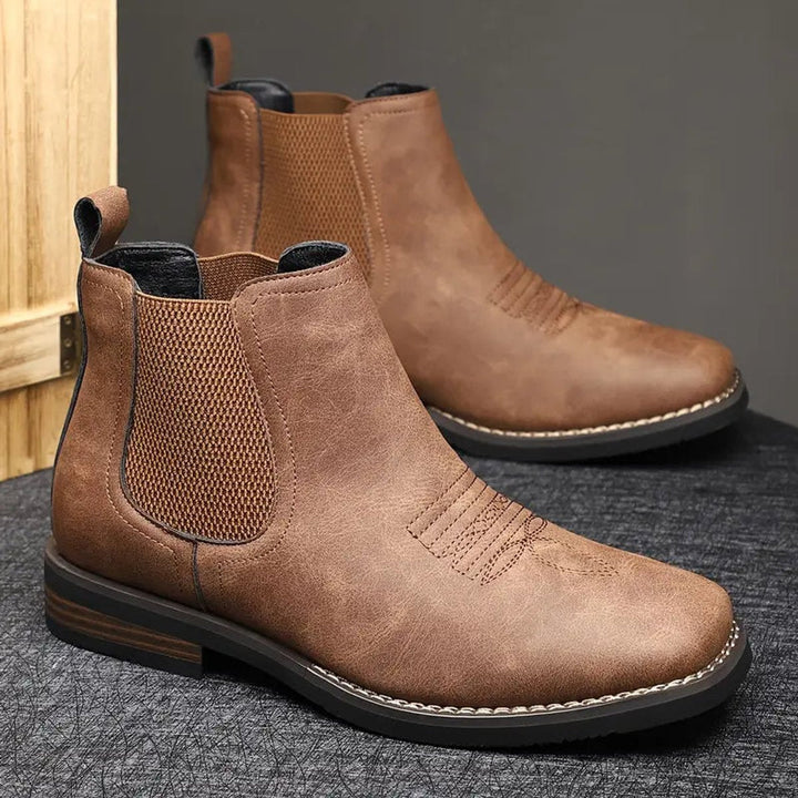Braune Herren-Chelsea-Boots aus Kunstleder im Western-Stil mit elastischen Seiteneinsätzen und Blockabsatz.