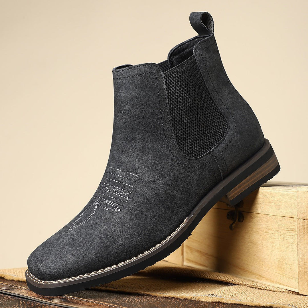 Dunkelgraue Herren Chelsea Boots in Wildleder-Optik mit Western-Nähten, elastischen Einsätzen und Blockabsatz.