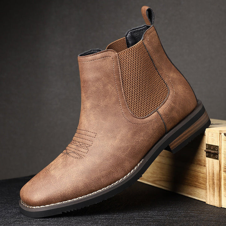 Braune Herren Chelsea Boots in Used-Optik mit Western-Nähten, elastischen Seiteneinsätzen und robustem Blockabsatz.