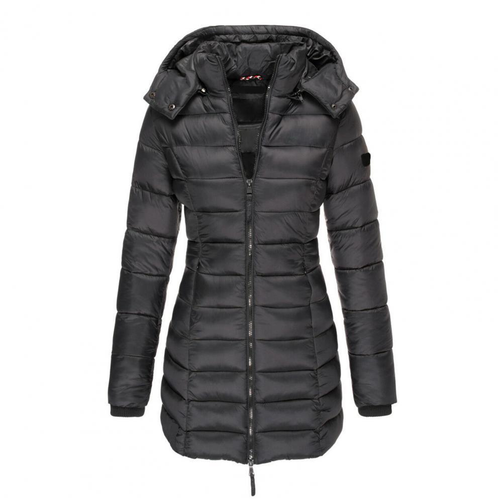 Schwarze, taillierte Damen-Steppjacke Valentina mit abnehmbarer Kapuze, Reißverschluss und wärmender Wattierung.