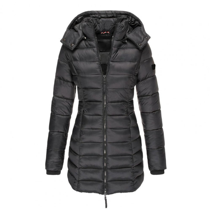 Schwarze, taillierte Damen-Steppjacke Valentina mit abnehmbarer Kapuze, Reißverschluss und wärmender Wattierung.