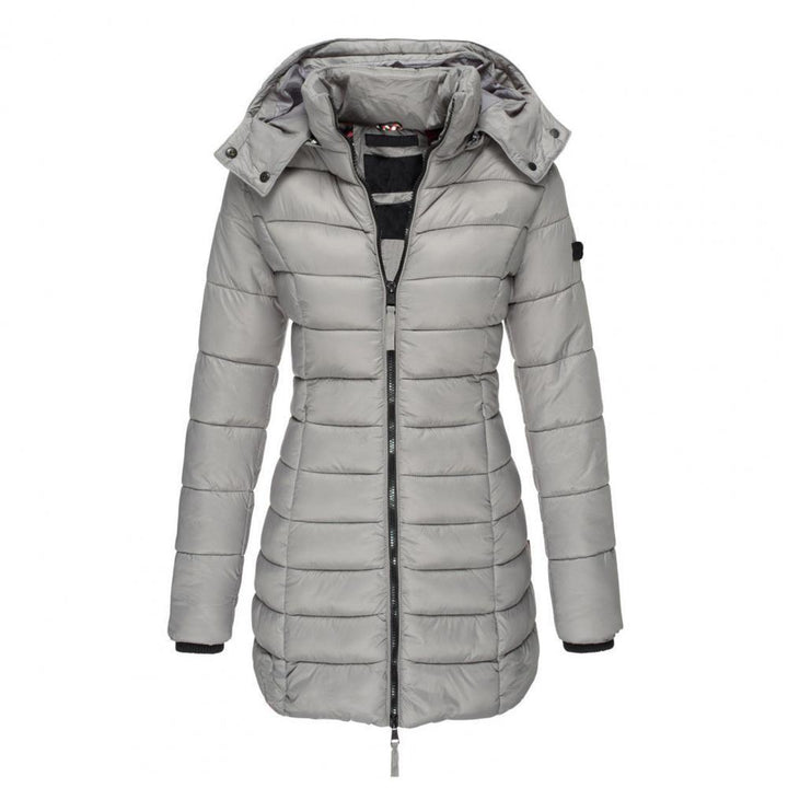 Graue, taillierte Damen-Steppjacke mit abnehmbarer Kapuze und durchgehendem Reißverschluss für den Winter.