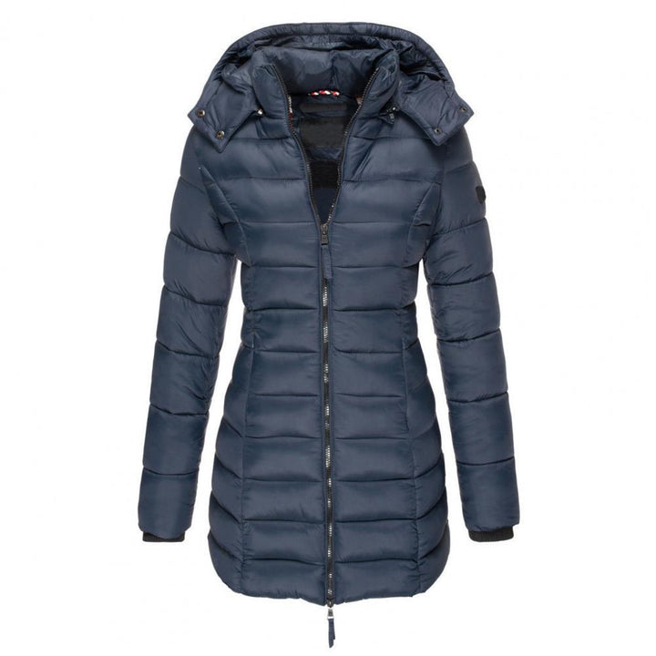 Dunkelblaue, taillierte Damen-Steppjacke mit abnehmbarer Kapuze und durchgehendem Reißverschluss für kalte Wintertage.