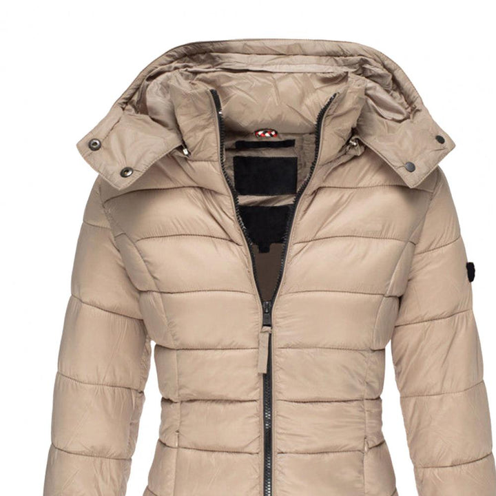 Beigefarbene, taillierte Damen-Steppjacke mit abnehmbarer Kapuze und durchgehendem Reißverschluss für kalte Tage.