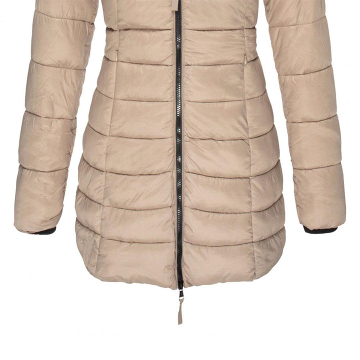 Beigefarbene, taillierte Damen-Steppjacke mit langem Schnitt, schwarzem Reißverschluss und wärmender Wattierung.