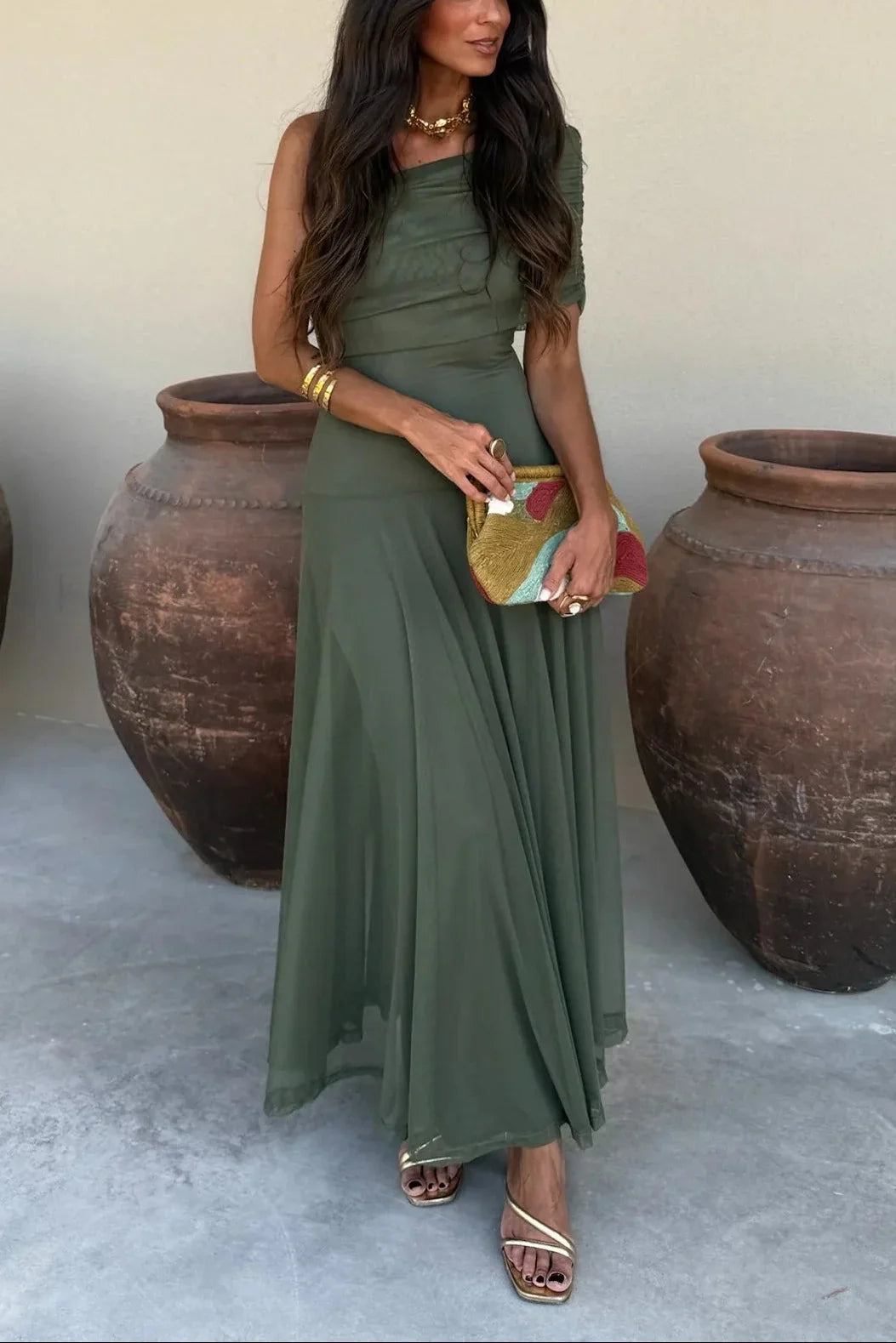 Olives grünes One-Shoulder Maxikleid mit gerafftem Oberteil und fließendem Rock aus leichtem Stoff.