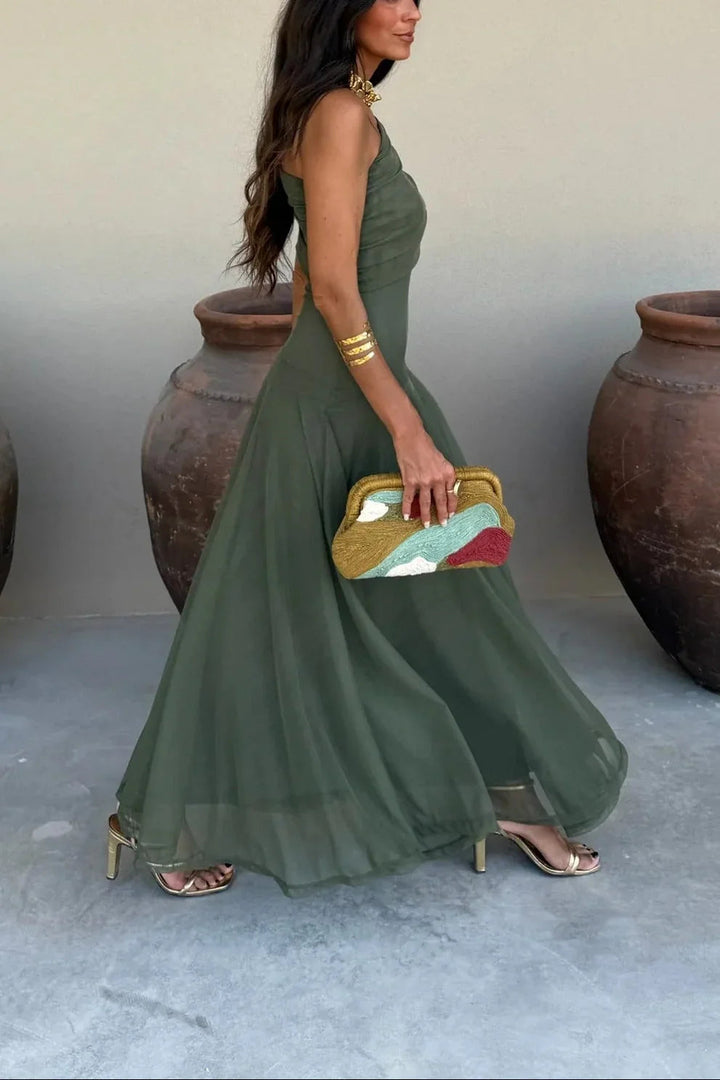 Olives grünes One-Shoulder-Maxikleid mit gerafftem Oberteil und fließendem Rock aus leichtem Stoff.