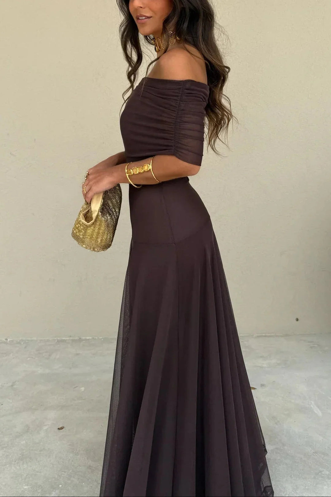 Dunkelbraunes, gerafftes One-Shoulder-Maxikleid aus fließendem Stoff mit elegantem, ausgestelltem Rock.