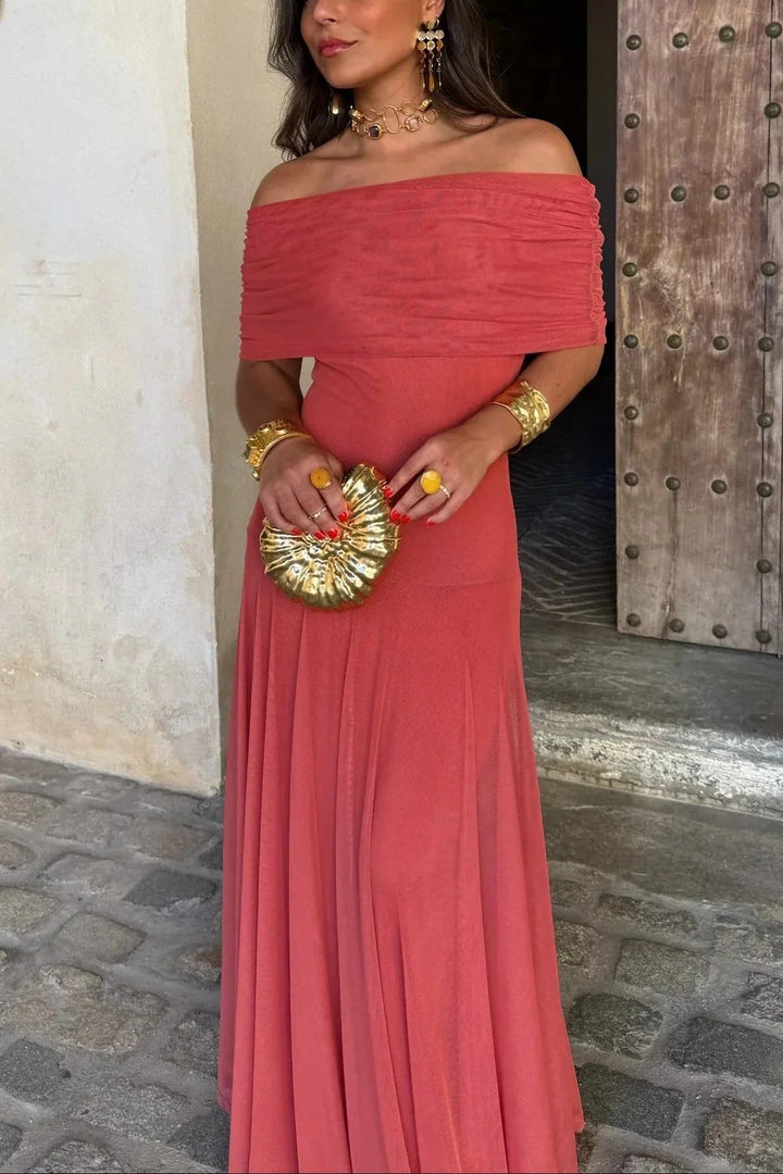 Lachsfarbenes One-Shoulder Maxikleid mit gerafftem Oberteil und fließendem Rock aus leichtem Stoff.