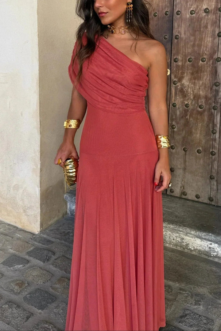 Altrosa Maxikleid mit asymmetrischem One-Shoulder-Design, gerafftem Oberteil und fließendem Rock aus leichtem Stoff.