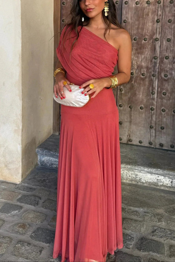 Valentina Maxikleid in Altrosa mit One-Shoulder-Schnitt, gerafftem Oberteil und fliessendem Rock aus leichtem Stoff.