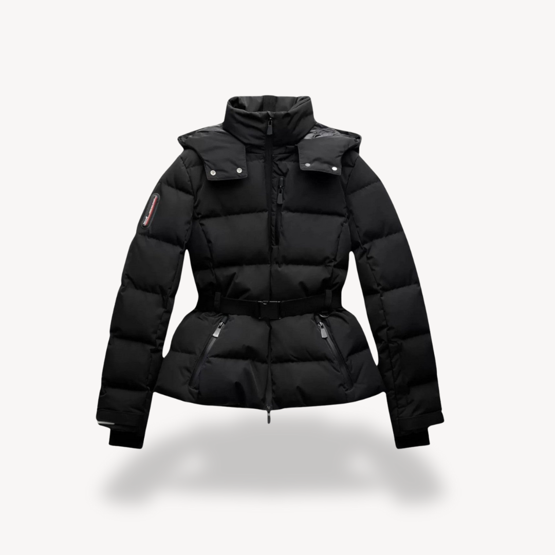 Schwarze, taillierte Damen-Steppjacke Valentina mit Kapuze, Stehkragen und Gürtel für eine figurbetonte Silhouette.