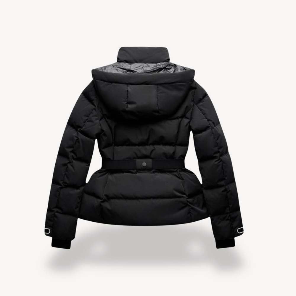 Schwarze, taillierte Damen-Steppjacke mit Kapuze, Stehkragen und integriertem Gürtel in der Rückenansicht.