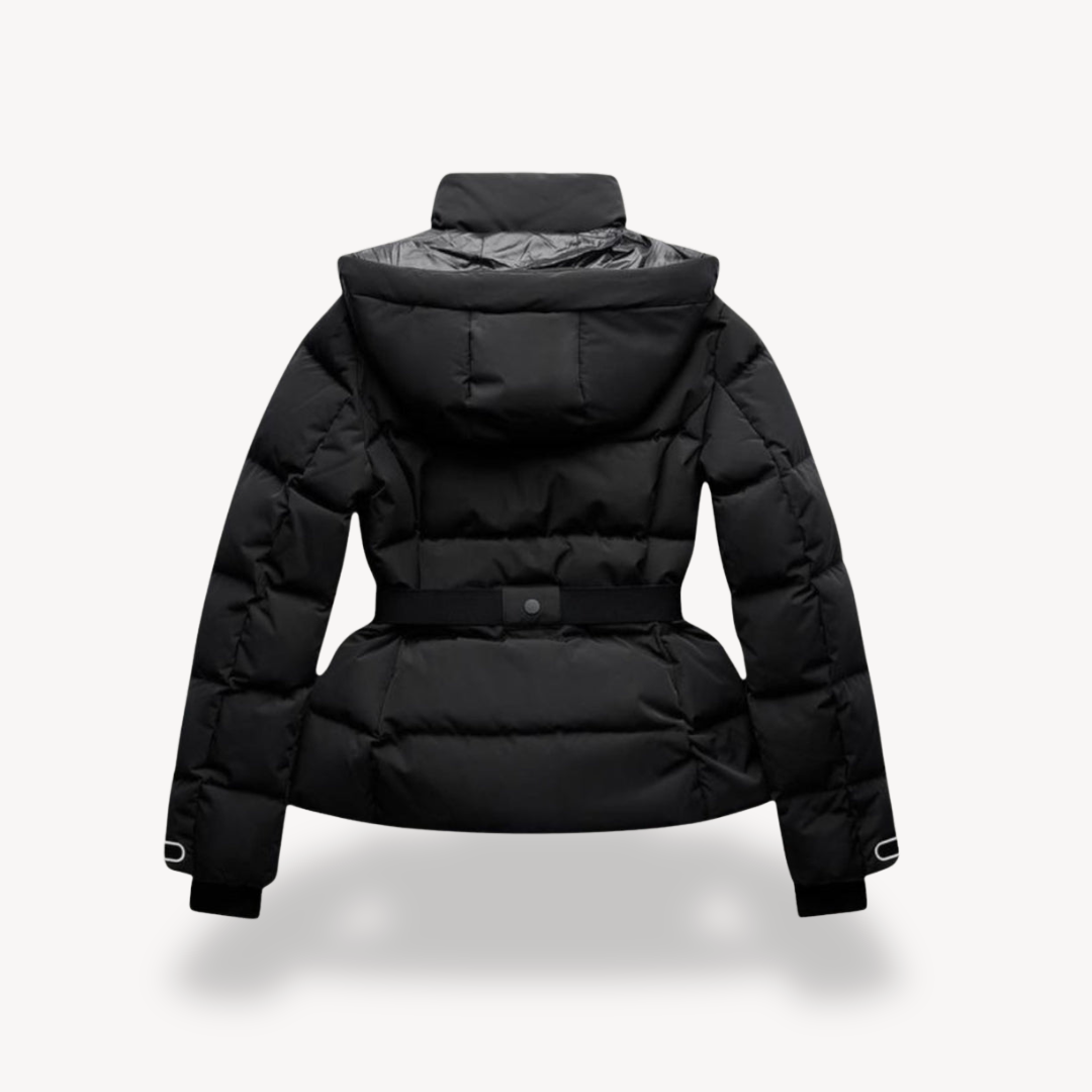 Schwarze, taillierte Damen-Steppjacke mit Kapuze, Stehkragen und integriertem Gürtel in der Rückenansicht.