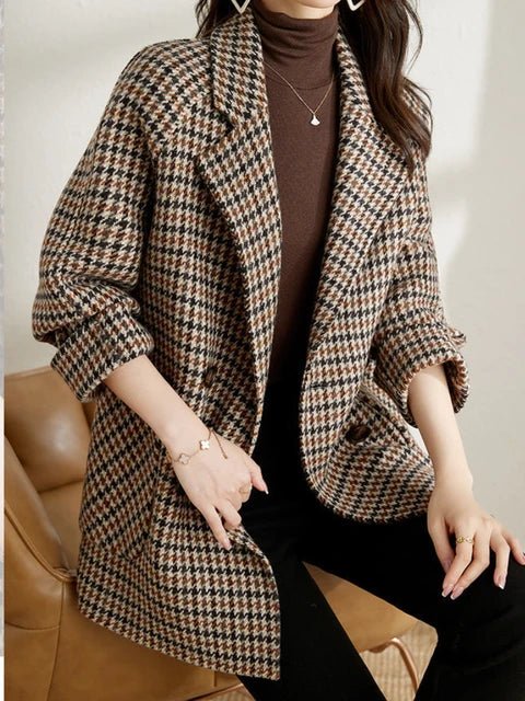 Valerie Blazer in braunem Hahnentritt-Muster mit Reverskragen und lockerem Schnitt für einen eleganten Look.