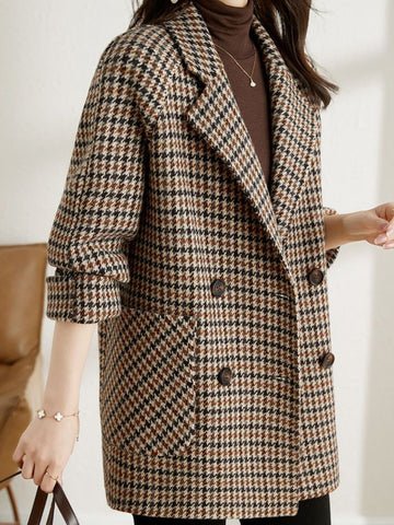 Damen-Blazer Valerie mit braun-schwarzem Hahnentritt-Muster, Reverskragen, Knopfleiste und praktischen Seitentaschen.
