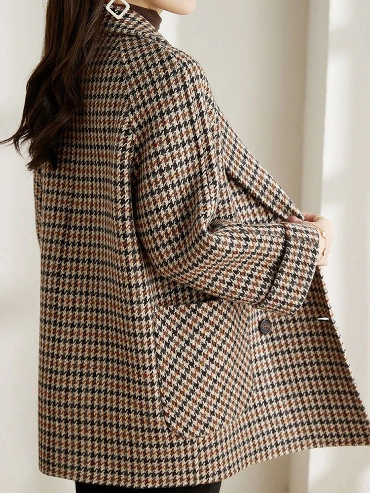 Damen Blazer Valerie mit braun-schwarzem Hahnentritt-Muster, Reverskragen und Seitentaschen in lockerem Schnitt.