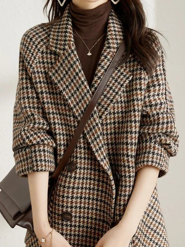 Valerie Damen-Blazer mit braun-schwarzem Hahnentritt-Muster, Reverskragen und lockerer Passform über braunem Rollkragen.