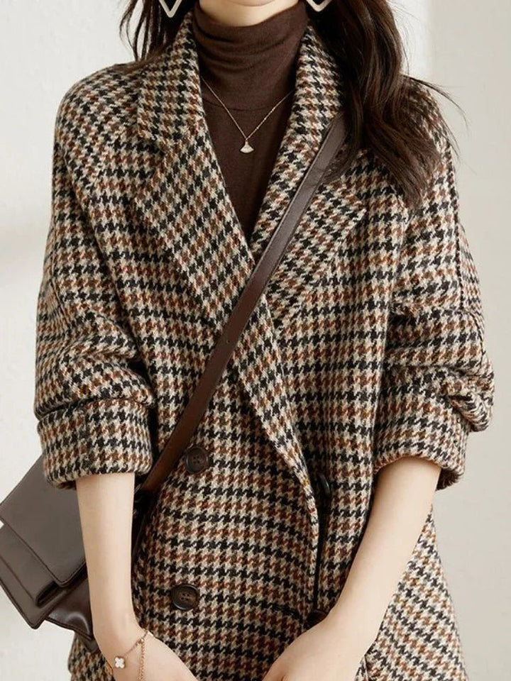 Valerie Damen-Blazer mit braun-schwarzem Hahnentritt-Muster, Reverskragen und lockerer Passform über braunem Rollkragen.