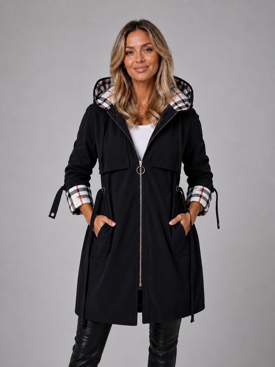 Schwarze Damenjacke mit Kapuze, Kordelzug in der Taille und eleganten karierten Akzenten an Kapuze und Ärmeln.