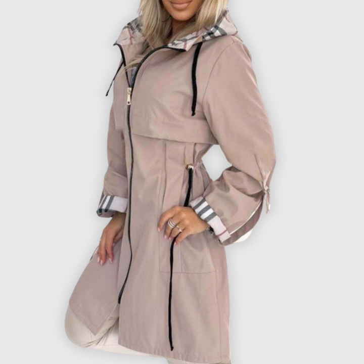 Beiger Valerie Longline Regenmantel mit Kapuze, Kordelzug an der Taille und stilvollem Karomuster-Innenfutter.