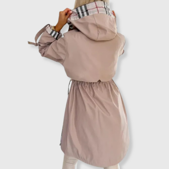 Beiger Valerie Longline-Regenmantel mit Kapuze, tailliertem Kordelzug und elegantem Karo-Innenfutter für Damen.