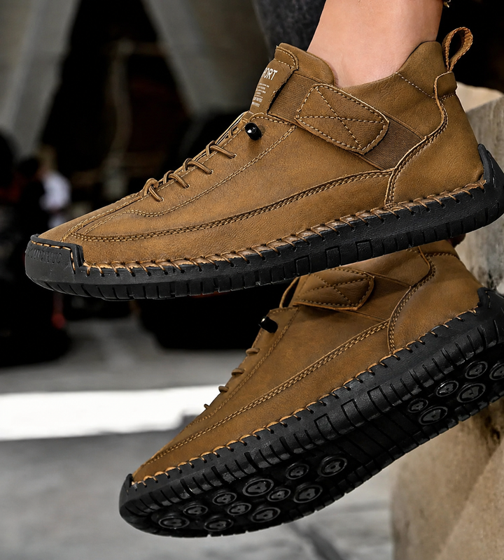 Braune Damen-Sneaker mit Klettverschluss, Schnürung, markanten Ziernähten und schwarzer, profilierter Gummisohle.