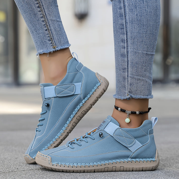 Hellblaue Vera Damen-Sneakers mit Schnürung, Klettverschluss, Ziernähten und flacher, profilierter Sohle.