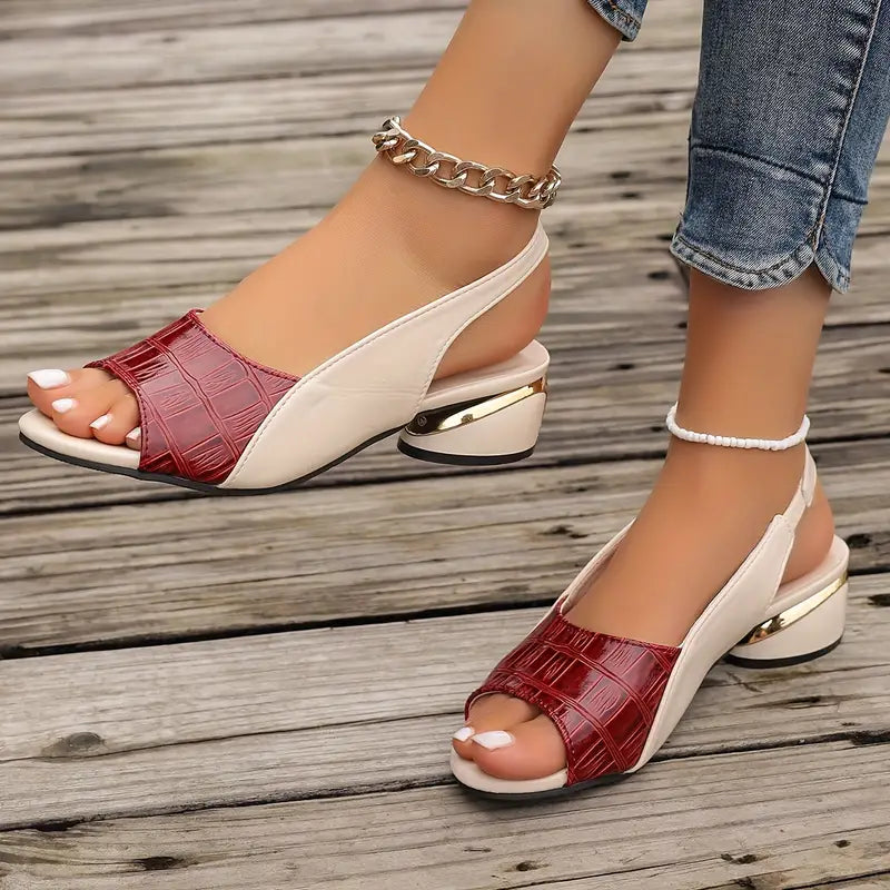 Beige Slingback-Sandalen mit rotem Krokodil-Print, offener Zehenpartie und niedrigem Blockabsatz mit Golddetail.