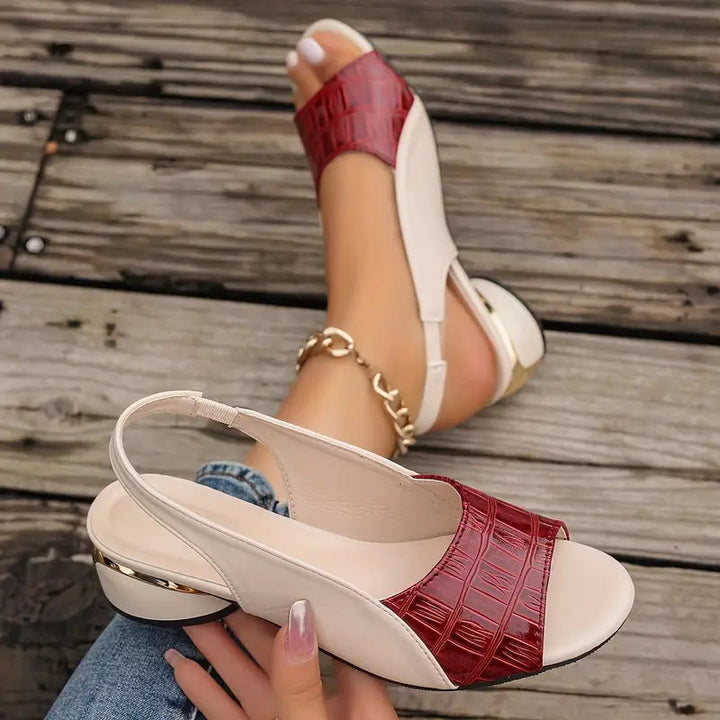 Beige und dunkelrote Slingback-Sandalen mit Krokoprägung, offenem Zehenbereich und niedrigem Blockabsatz mit Golddetail.