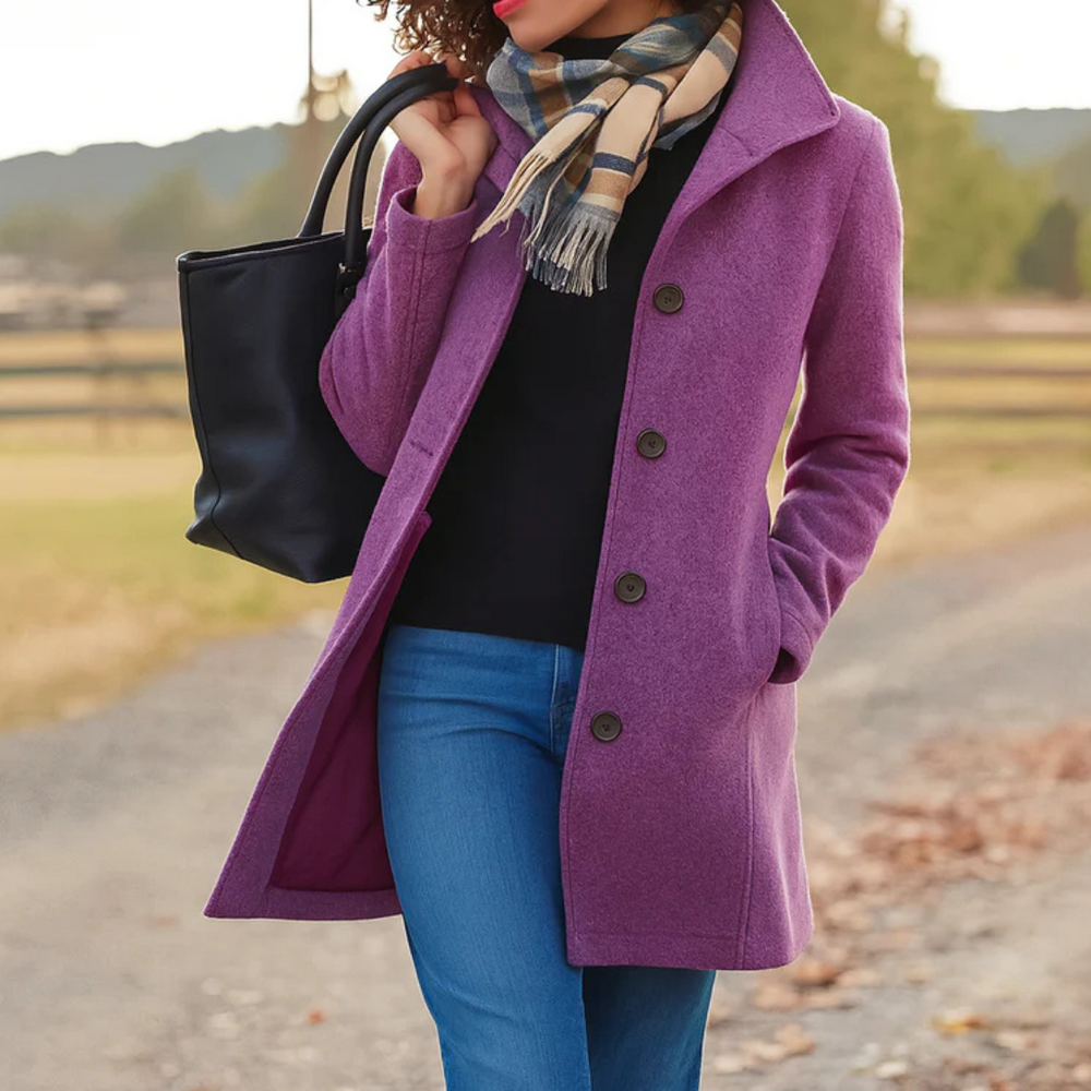 Lila Wintermantel für Damen mit Knopfleiste, Umlegekragen und Seitentaschen, kombiniert mit blauem Jeans-Outfit.