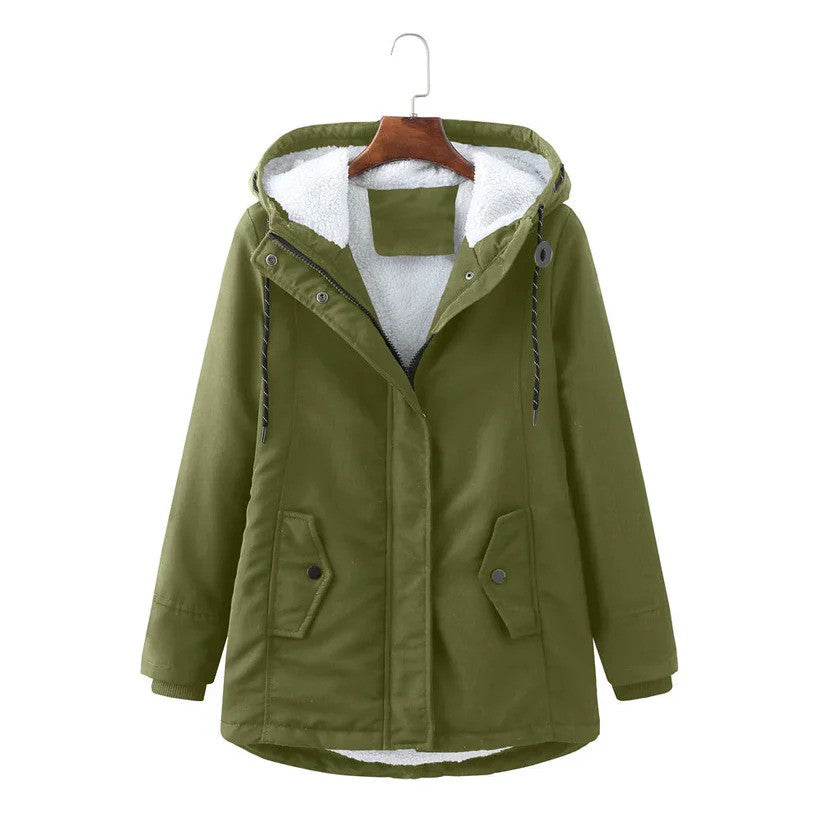 Olivgrüner Damen-Winterparka mit kuscheligem weißem Teddyfutter, Kapuze, Reißverschluss und praktischen Seitentaschen.