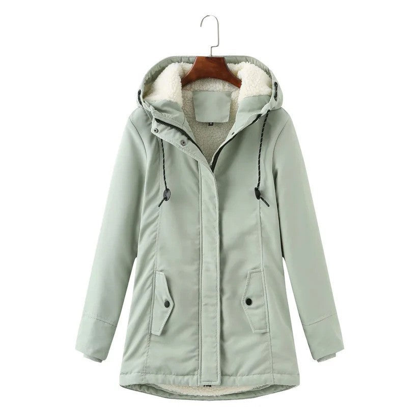 Salbeigrüner Damen-Winterparka mit kuscheligem Teddyfutter, Kapuze mit Kordelzug und praktischen Seitentaschen.