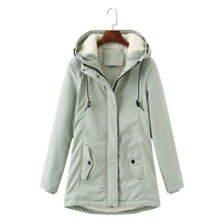 Salbeigrüner Damen-Winterparka mit kuscheligem Teddyfutter, Kapuze mit Kordelzug und praktischen Seitentaschen.