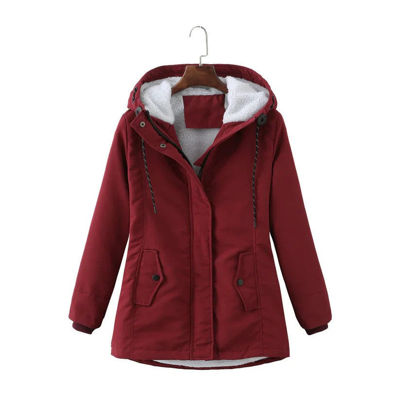 Dunkelroter Damen-Winterparka mit kuscheligem weißem Teddyfutter, Kapuze, Reißverschluss und praktischen Seitentaschen.
