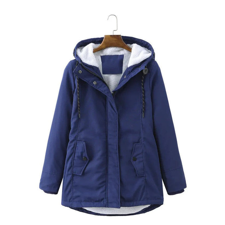 Dunkelblauer Damen-Winterparka mit kuscheligem weißem Teddyfutter, Kapuze, Kordelzug und praktischen Seitentaschen.