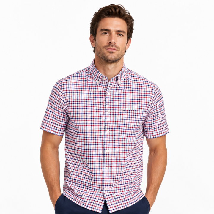 Herren Kurzarm-Oxfordhemd mit rot-blauem Karomuster, Button-Down-Kragen und Brusttasche auf weißem Hintergrund.