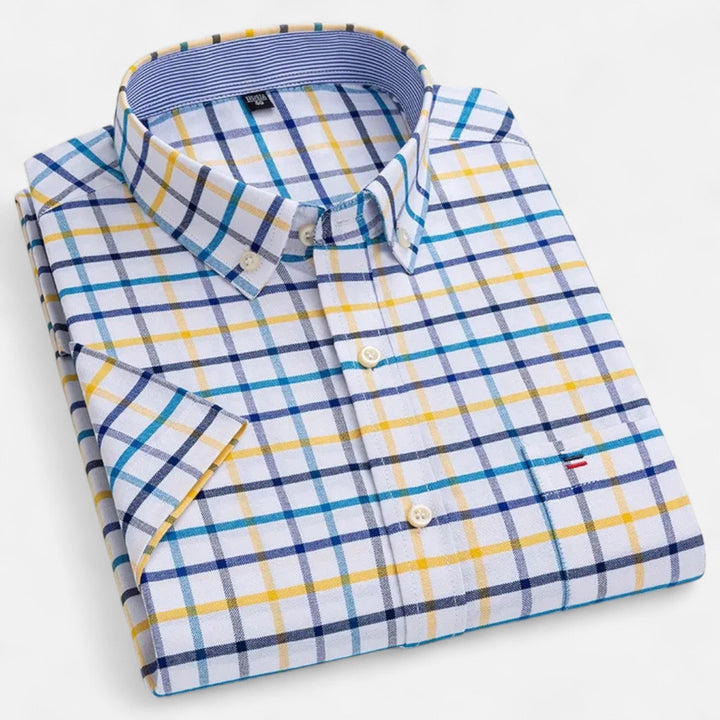 Kurzarm-Oxford-Hemd für Herren mit weißem Karomuster in Blau und Gelb, Button-Down-Kragen und Brusttasche.