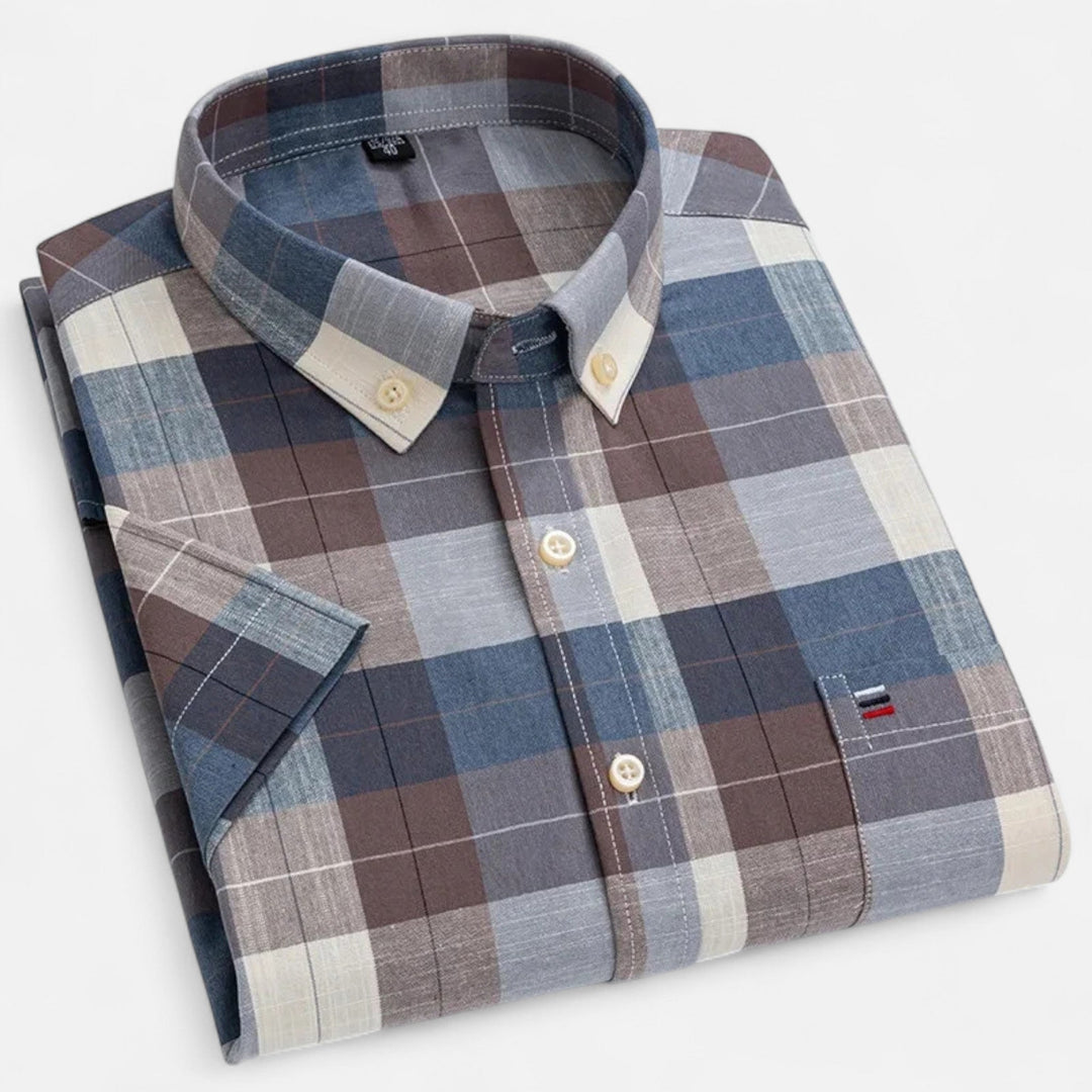 Kurzarm-Oxfordhemd in Blau- und Brauntönen mit Karomuster, Button-Down-Kragen und Brusttasche.