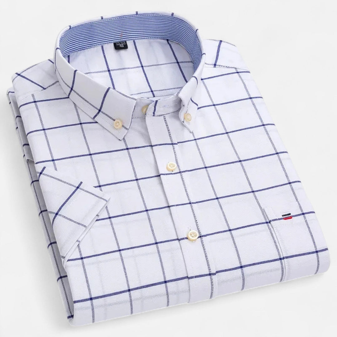 Weißes Kurzarm-Oxford-Hemd mit blauem Karomuster, Button-Down-Kragen und Brusttasche.