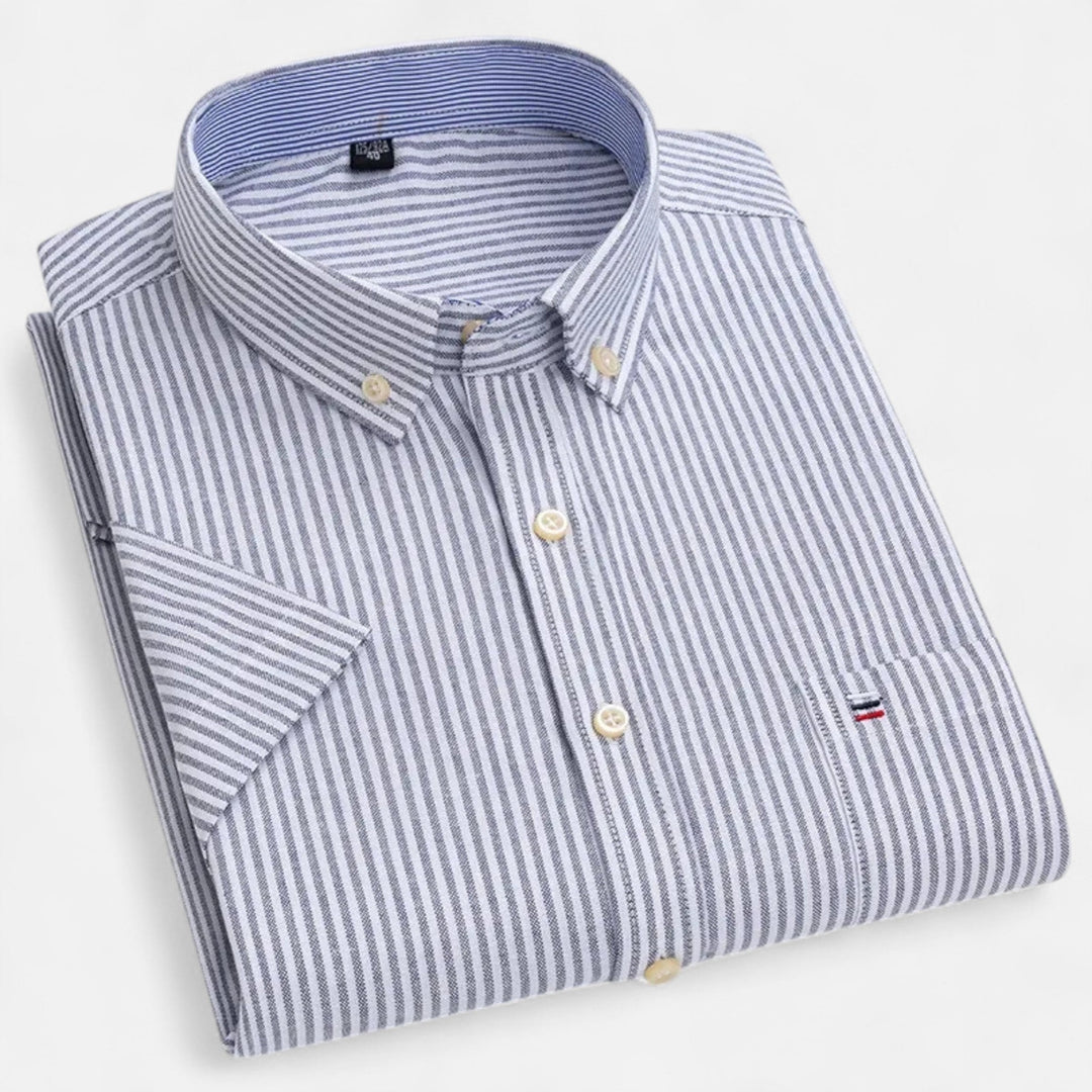 Gefaltetes, blau-weiß gestreiftes Herren-Kurzarmhemd im Oxford-Stil mit Button-Down-Kragen und Brusttasche.