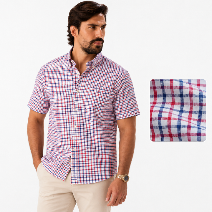 Mann trägt ein kurzärmeliges Oxford-Hemd mit rot-blauem Karomuster und feiner Struktur zu beigen Chinos.