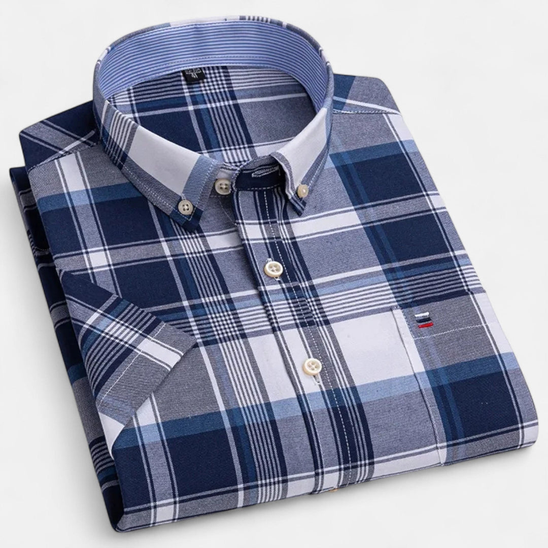 Kurzarm-Oxfordhemd für Herren in Blau-Weiß kariert mit Button-Down-Kragen und Brusttasche auf weißem Hintergrund.