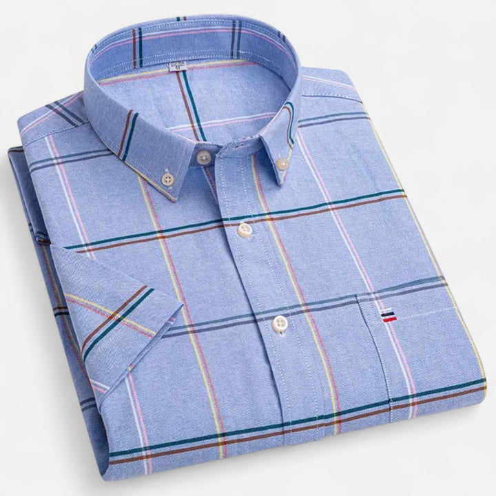 Hellblaues, kurzärmeliges Oxford-Herrenhemd mit buntem Karomuster, Button-Down-Kragen und Brusttasche.