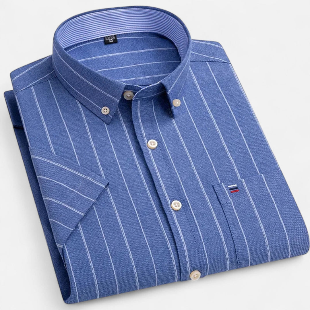 Blaues, kurzärmeliges Oxford-Herrenhemd mit weißem Streifenmuster, Button-Down-Kragen und Brusttasche.