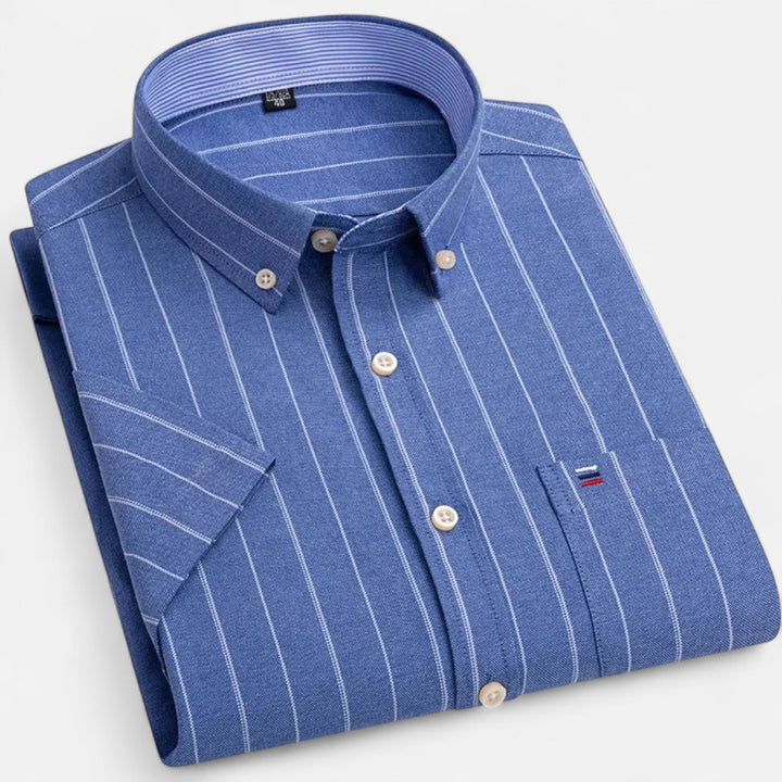 Blaues, kurzärmeliges Oxford-Herrenhemd mit weißem Streifenmuster, Button-Down-Kragen und Brusttasche.