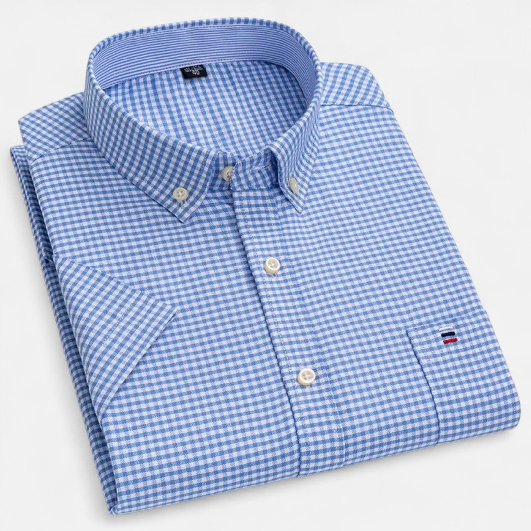 Blau-weiß kariertes Herren-Kurzarmhemd mit Button-Down-Kragen und kleiner Brusttasche im Oxford-Stil.