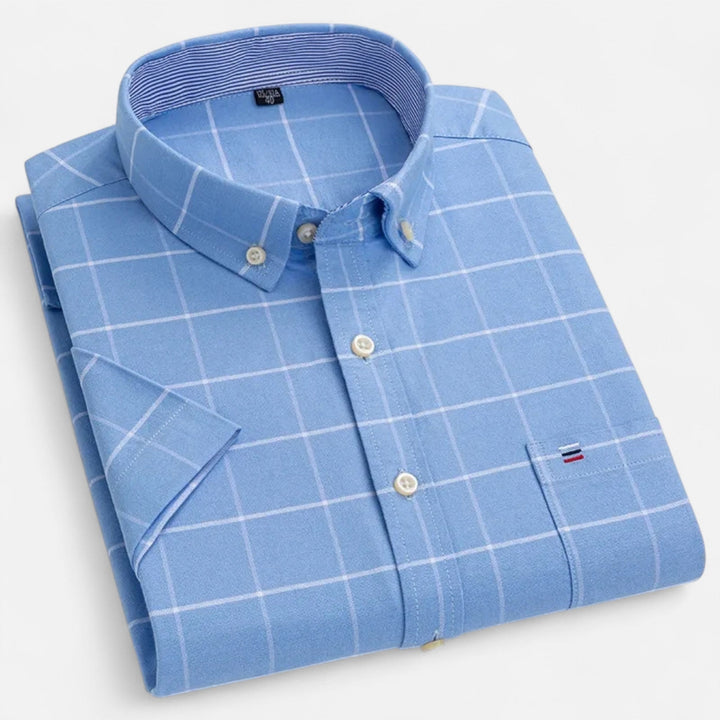 Hellblaues, kurzärmeliges Oxford-Herrenhemd mit weißem Karomuster, Button-Down-Kragen und Brusttasche.